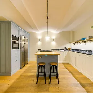  Apartment Super Castle Basement