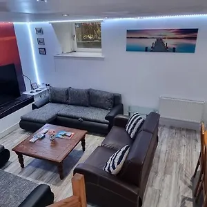 Apartment Luxury Five Bedroom Deluxe Duplex I Centre I Fully Equipped I Fountainpark, Edinburgh